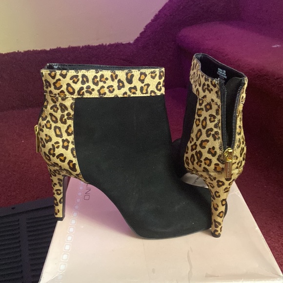 Bandolino with Leopard Print heels Ankle Boots. Size 9M - Picture 3 of 6